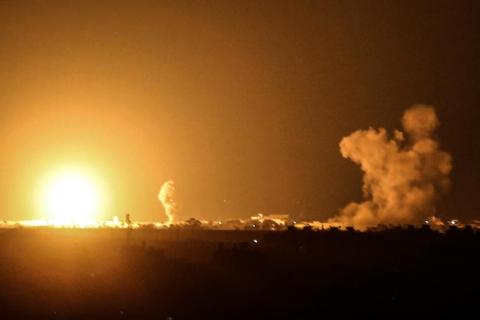 طائرات الاحتلال تشن غارات على غزة بعد إطلاق صواريخ من القطاع