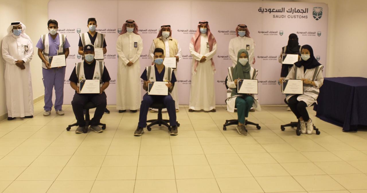 مدير جمرك مطار جدة يكرم الفريق التوعوي بأضرار كورونا