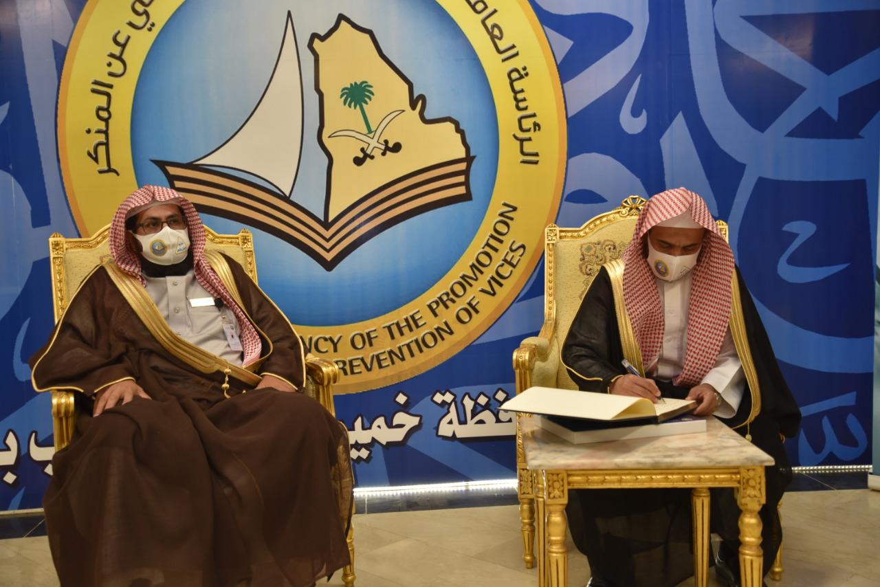 مدير عام فرع الرئاسة العامة لهيئة الأمر بالمعروف بعسير يقف على تفعيل حملة الصلاة نور بهيئة محافظة خميس مشيط