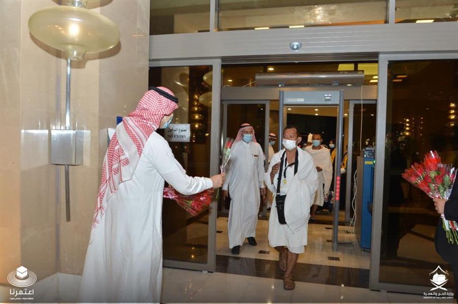 يخضعون للعزل 3 أيام قبل التوجه للحرم.. وصول معتمرين من باكستان وإندونيسيا إلى فنادق مكة