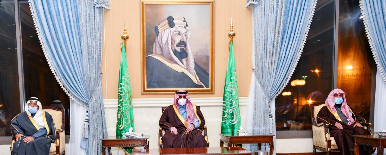 أمير تبوك يستقبل المواطنين في اللقاء الأسبوعي