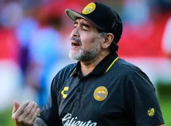 " وفاة " أسطورة كرة القدم الأرجنتيني دييغو مارادونا