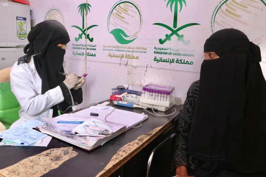 العيادات الطبية التغذوية لمركز الملك سلمان للإغاثة تواصل تقديم خِدْماتها العلاجية في مديرية الخوخة بالحديدة