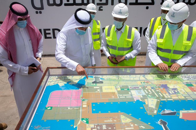 وزير النقل يتفقد ميناء جدة الإسلامي