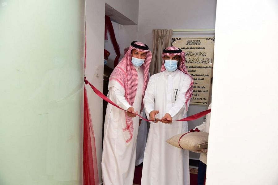 وكيل وزارة الداخلية للأحوال المدنية يفتتح معمل ترميم ومعالجة الوثائق في الباحة خلال جولته التفقدية في المنطقة