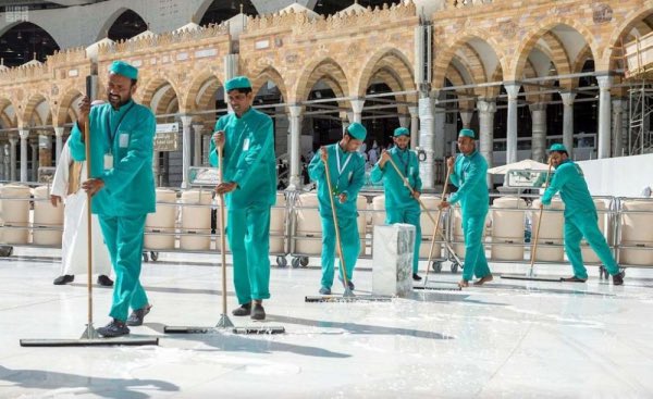 الشؤون الفنية والخدمية... ٣٥٠٠ عامل لتطهير المسجد الحرام وتعقيمه وتعطيره على مدار ٢٤ ساعة