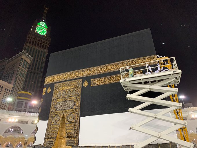 بدء مراسم تغيير كسوة الكعبة المشرفة