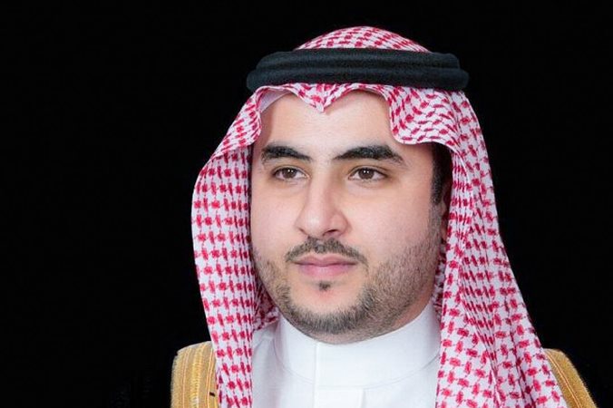 الأمير #خالد_بن_سلمان يعزي أسرة العايش في وفاة مساعد #وزير_الدفاع