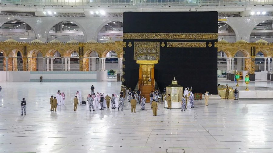 بدء مراسم غسل الكعبة المشرفة اقتداء بسنة النبي