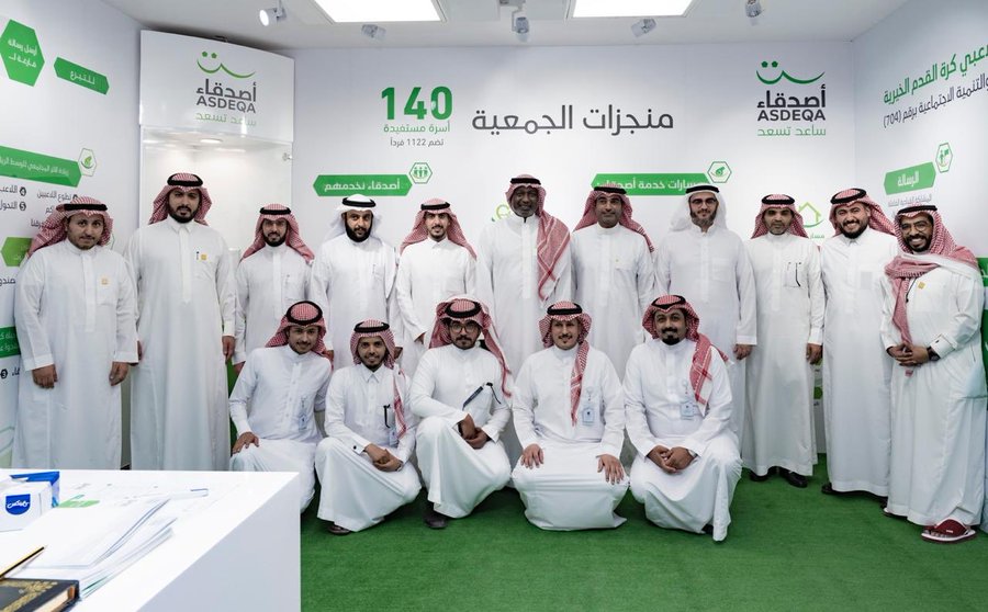 وكيل وزارة الإسكان للإسكان التنموي يزور جمعية أصدقاء لاعبي كرة القدم الخيرية