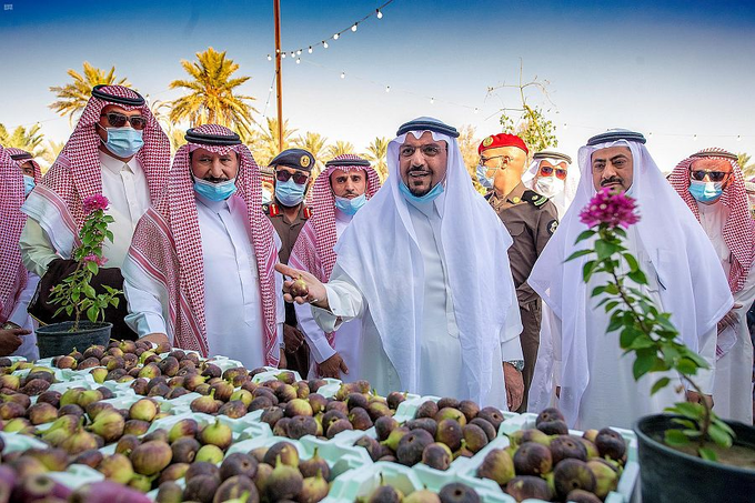 سمو أمير القصيم يزور مهرجان التين الأول بالمنطقة