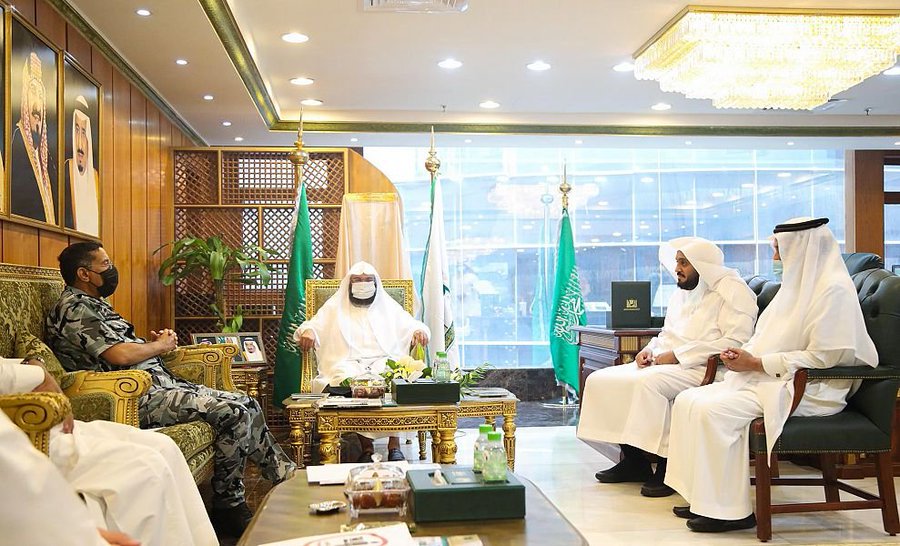 الدكتور السديس يبحث سبل التعاون مع قائد قوة الحج والعمرة