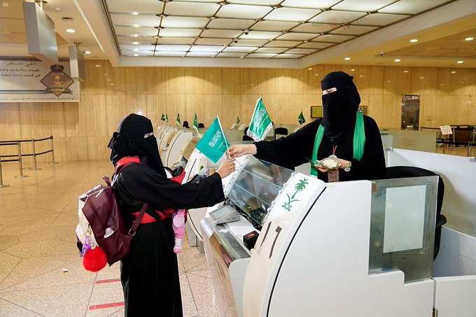 مطارات المملكة تحتفي باليوم الوطني الـ 90 تحت شعار (همة حتى القمة)