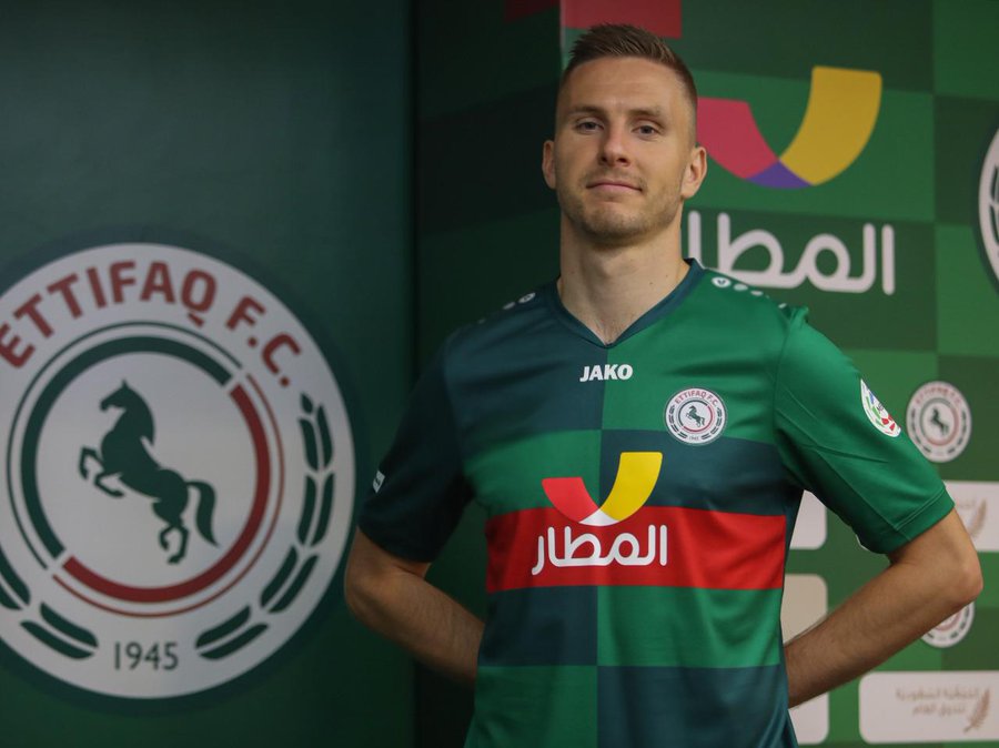 الاتفاق يدعم دفاعه بقائد منتخب إستونيا