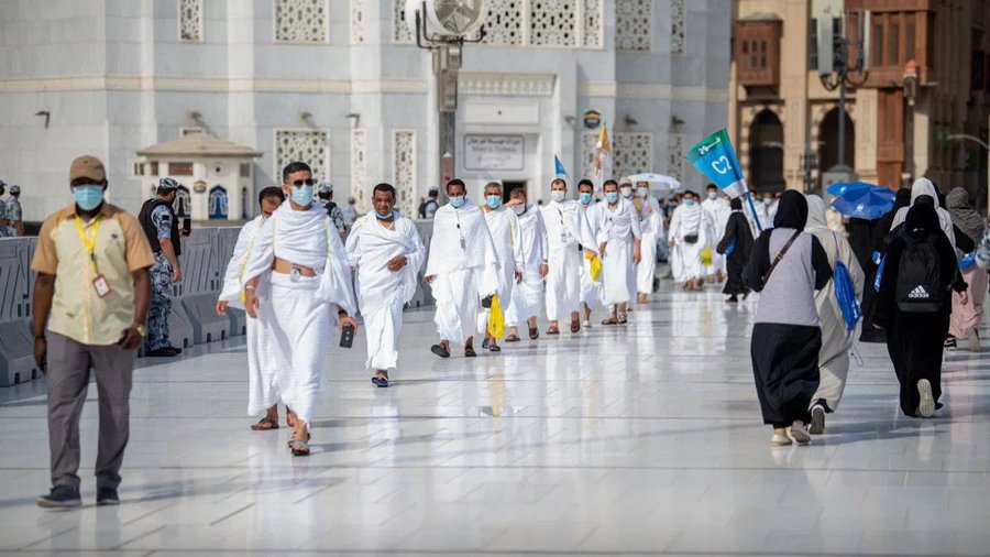 «الحج» تمنع البوفيهات المفتوحة في فنادق مكة وتلزمها بإسكان شخصين فقط بالغرفة