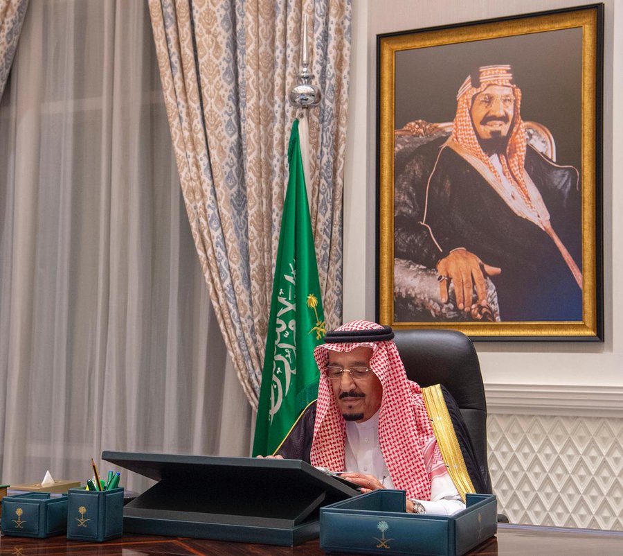 #عاجل #مجلس_الوزراء يعقد جلسته ـ عبر الاتصال المرئي ـ برئاسة #خادم_الحرمين_الشريفين.