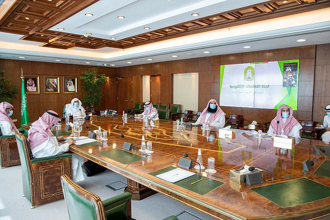 وزير الشؤون الإسلامية يرأس الاجتماع الافتراضي الأول للجنة التعاملات الإلكترونية