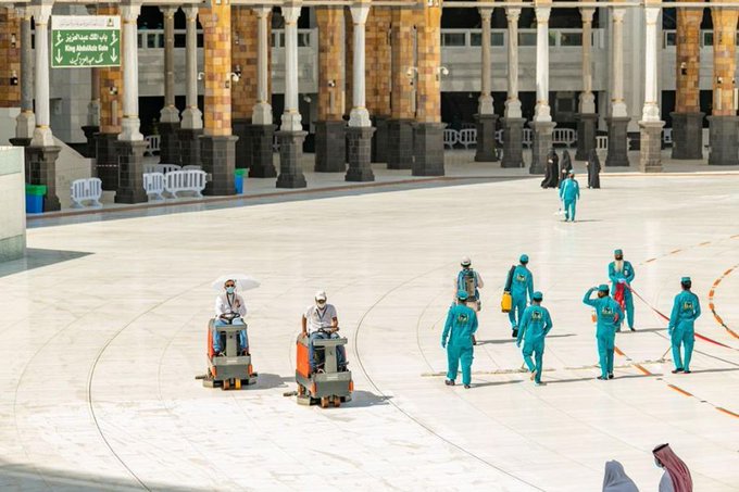 رئاسة شؤون الحرمين تجند أكثر من 4 آلاف عامل لتطهير وتعطير المسجد الحرام