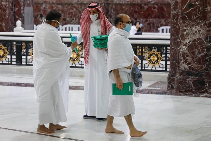 "الرئاسة العامة لشؤون الحرمين" توزع الهدايا على المعتمرين