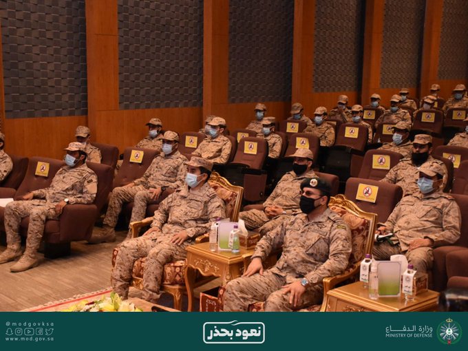 تخريج دورات المرحلة الأولى من ضباط وضباط الصف بالقوات المسلحة للعام التدريبي ١٤٤٢هـ