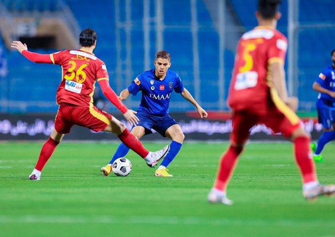 بثنائية " قوميز" في مرمى ضمك.. الهلال يحكم القبضة على الصدارة