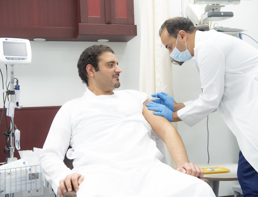 الأمير عبدالعزيز بن سعود يتلقى اليوم الجرعة الأولى من لقاح كوفيد 19.