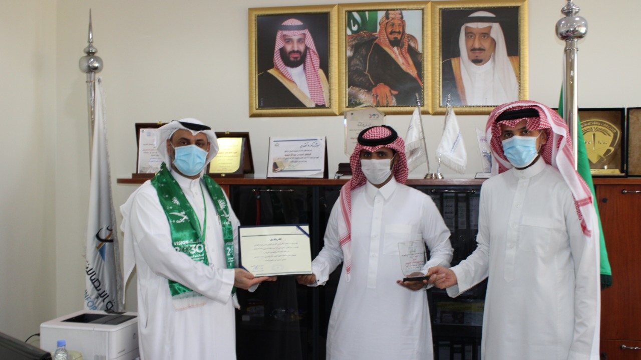 كلية الاتصالات بالرياض تكرم المتفوقين علميا