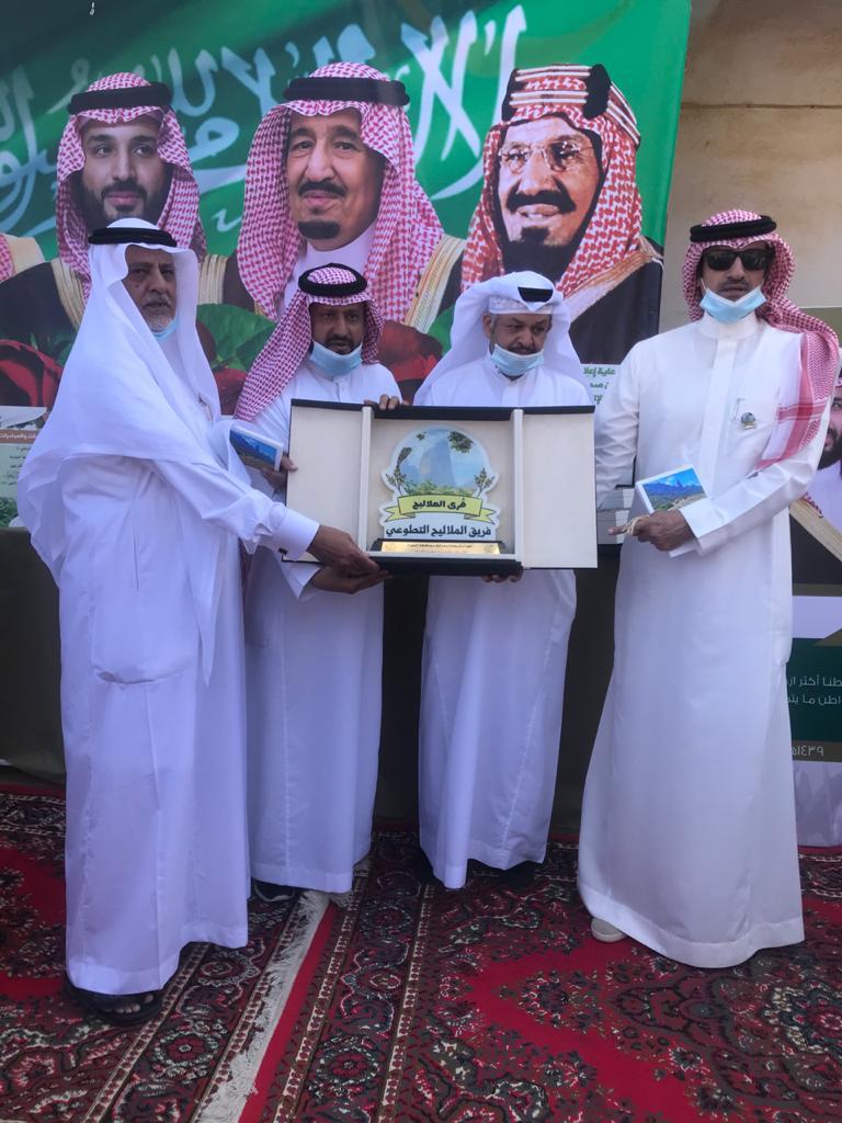 محافظ المخواة يزور قرى الملاليح ويفتتح معرضها