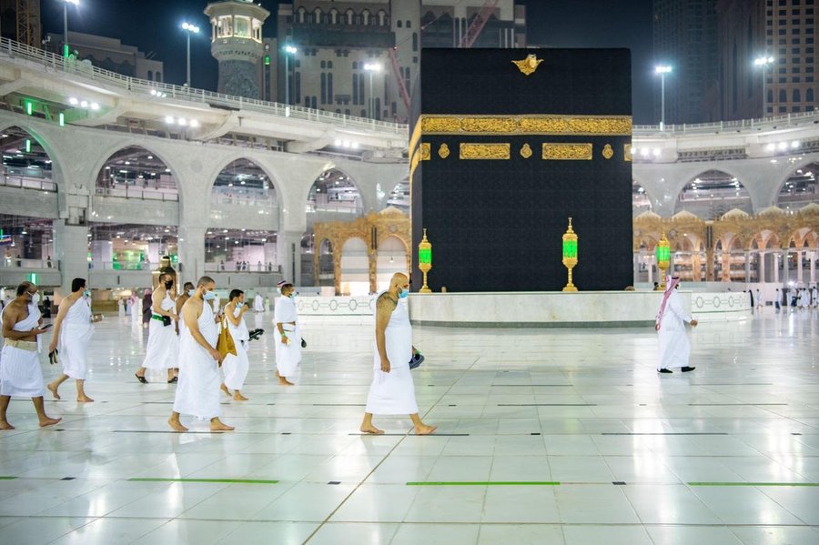 الرئاسة العامة لشؤون الحرمين توزع مظلات للمعتمرين