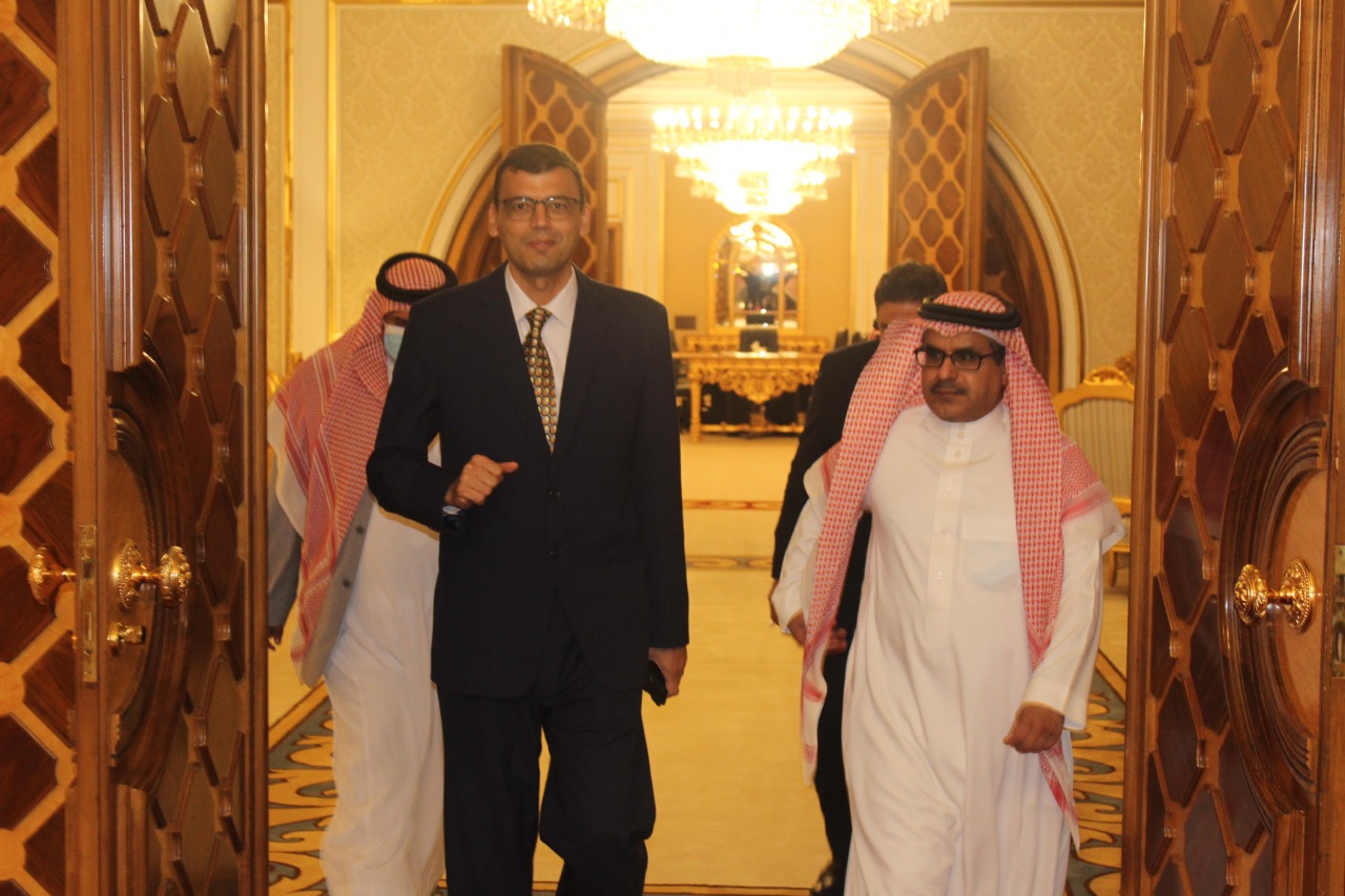 السيف" و"عمران" يبحثان تعزيز العلاقات الثقافية بين مركز الملك فهد الثقافي والمكتب الثقافي المصري بالرياض