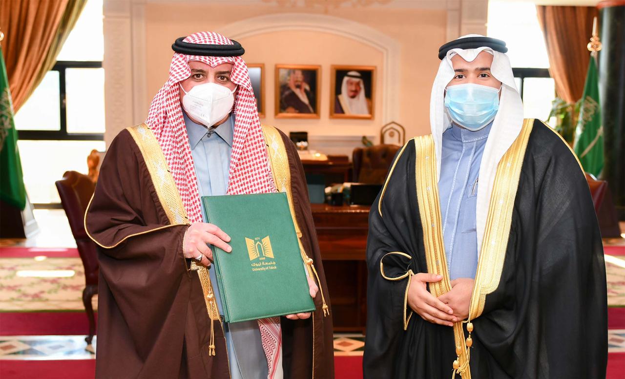 أمير تبوك يستقبل عدد من أعضاء هيئة التدريس بجامعة تبوك التي تبنت مجموعة العشرين بحوثهم العلمية