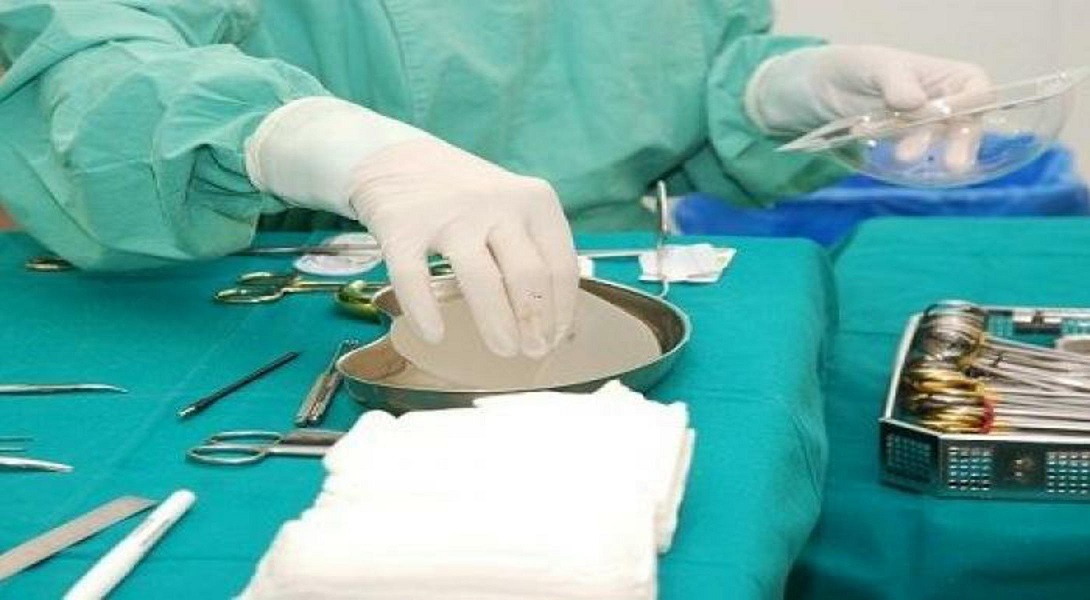 تطورات قضية “استئصال الغدة التناسلية” بالطائف: تغريم الطبيب والممرض 160 ألف ريال.. والأب يطلب 10 ملايين