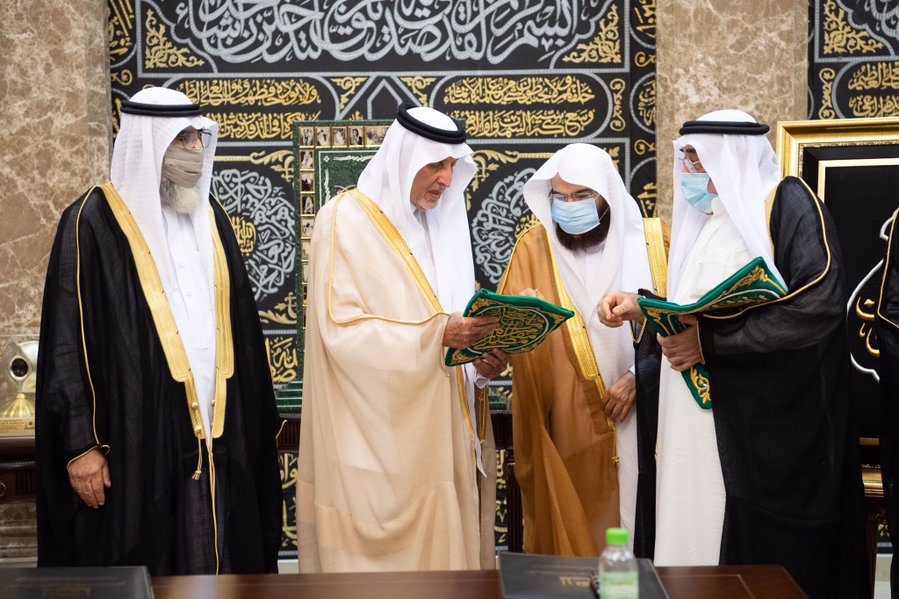 نيابة عن الملك ؛ أمير منطقة مكة المكرمة يسلم الكسوة لكبير سدنة الكعبة المشرفة