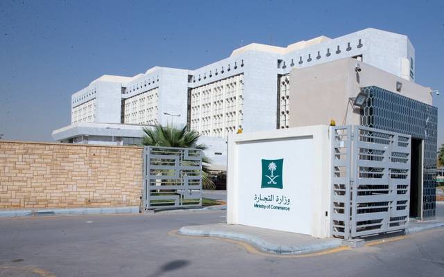 “التجارة” تشهر بعامل محطة وقود خلط البنزين بالديزل