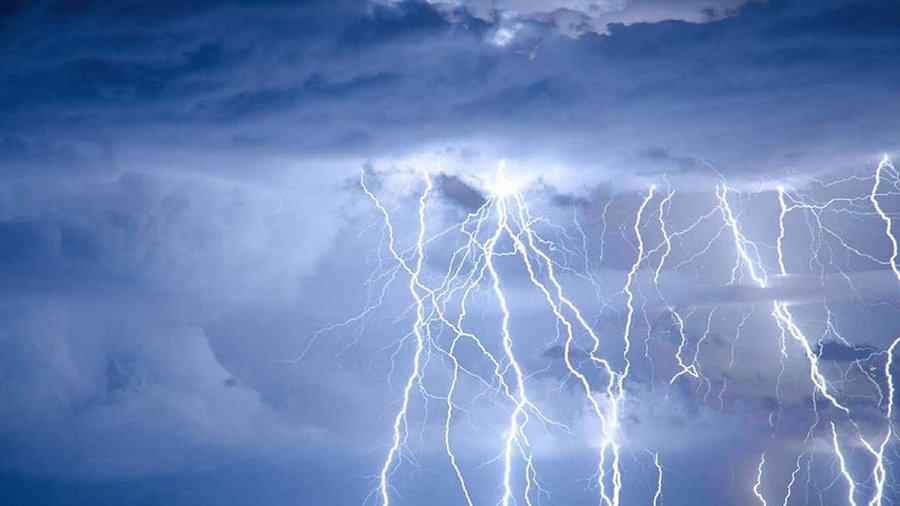 سحب رعدية ممطرة على أضم والطائف وميسان.. والدفاع المدني يحذر