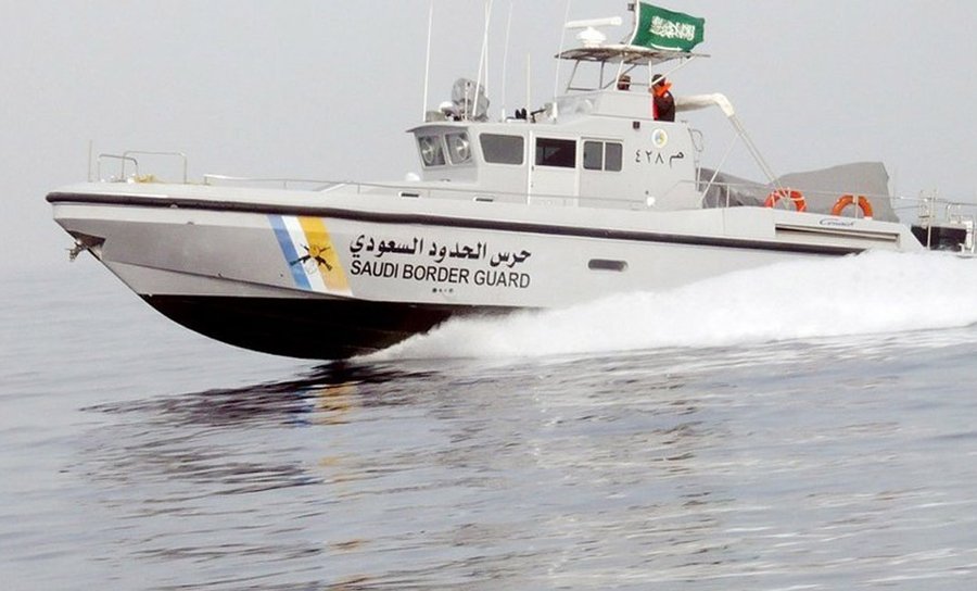 حرس الحدود يخلي بحاراً سريلانكياً على متن سفينة في مياه البحر الأحمر