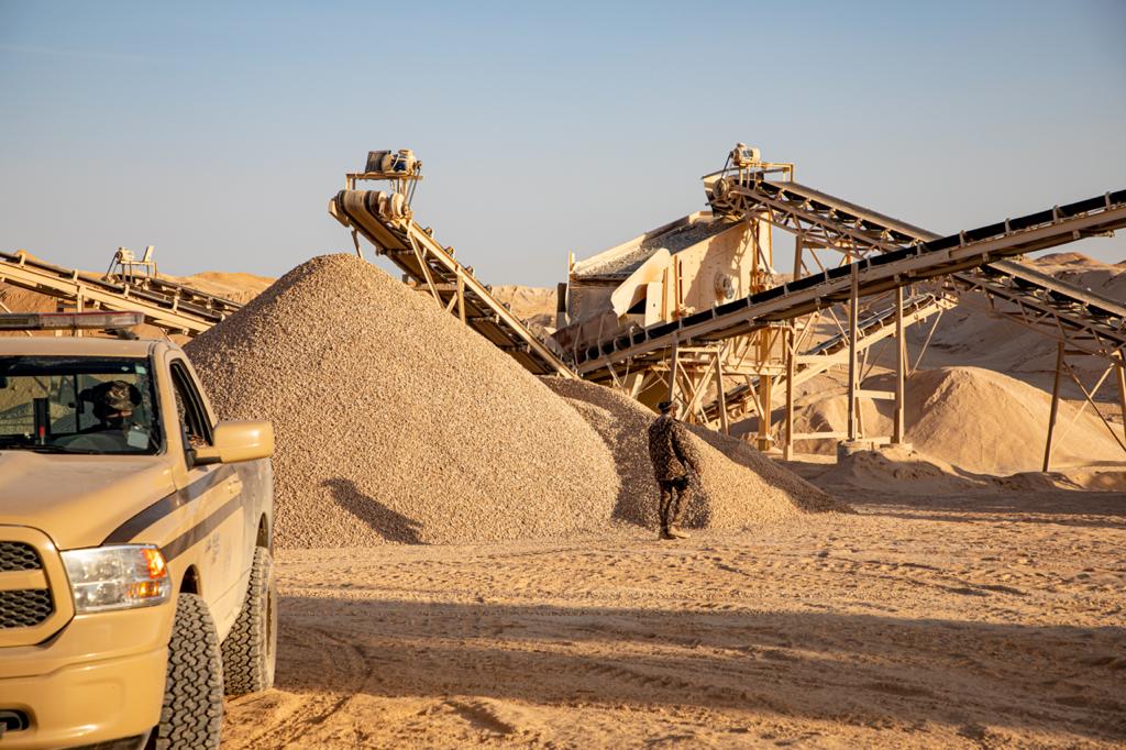 القوات الخاصة للأمن البيئي تضبط عدداً من مخالفي نهل الرمال وتجريف التربة بمنطقة الرياض