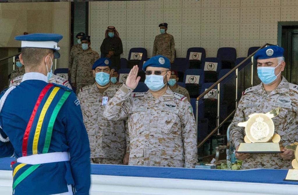 ‏نيابة عن سمو ⁧‫ولي العهد‬⁩ ..رئيس هيئة الأركان العامة يرعى حفل تخريج الدفعة 99 من طلبة كلية الملك فيصل الجوية