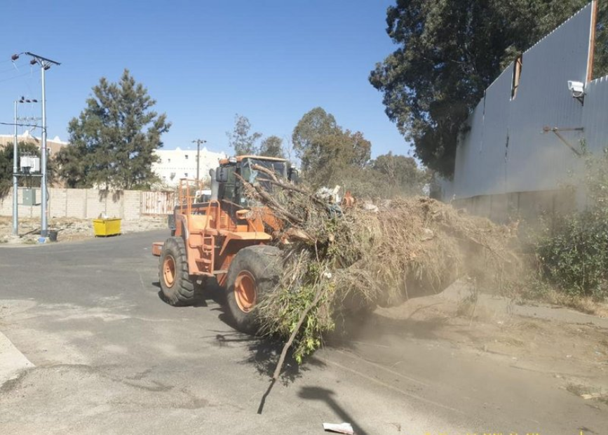 "بلدية عسير" تفتح طريق بعد أن أغلقه أحد سكان خميس مشيط