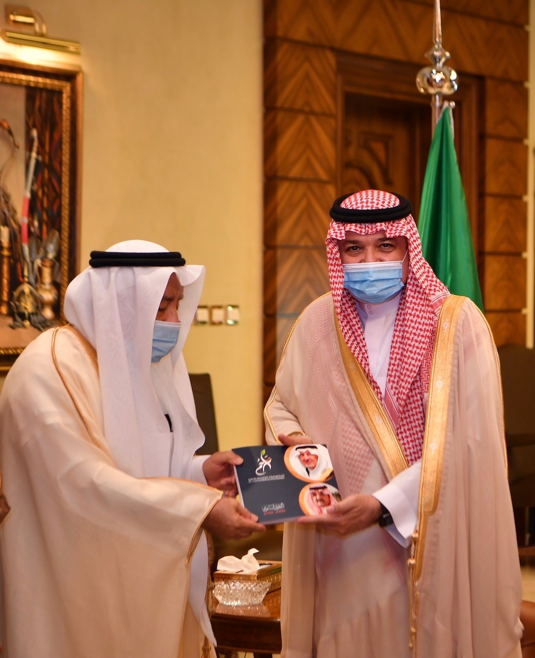 الأمير مشعل بن ماجد يتسلم تقرير أعمال اللجنة الوطنية لرعاية السجناء والمفرج عنهم وأسرهم تراحم بمحافظة جدة للعام 1442ه