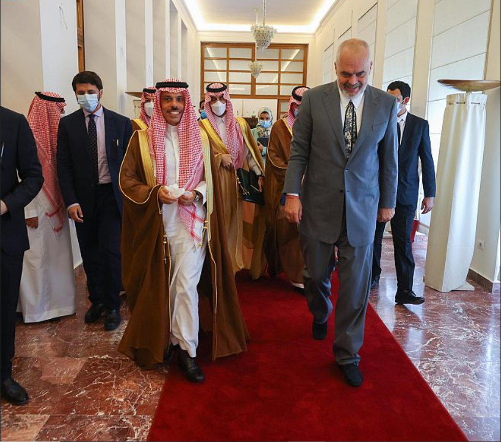 رئيس وزراء جمهورية ألبانيا يستقبل سمو وزير الخارجية ويعقدان جلسة مباحثات رسمية