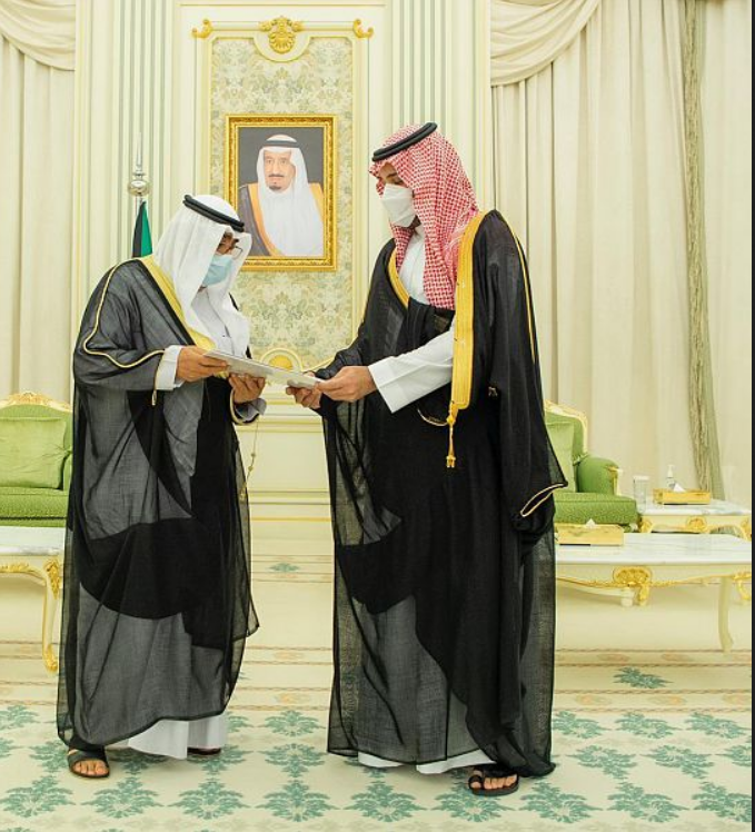سمو ولي العهد يتسلم رسالة خطية لخادم الحرمين الشريفين من أميرالكويت ويعقد اجتماعاً مع سمو ولي العهد الكويتي