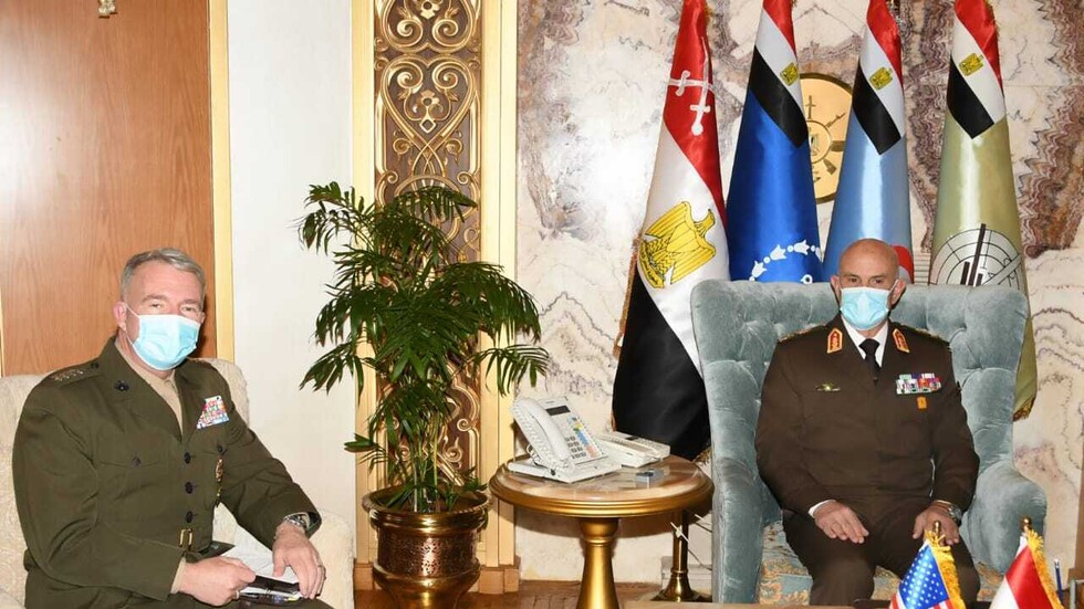 رئيس الأركان المصري يلتقي قائد القيادة المركزية الأمريكية