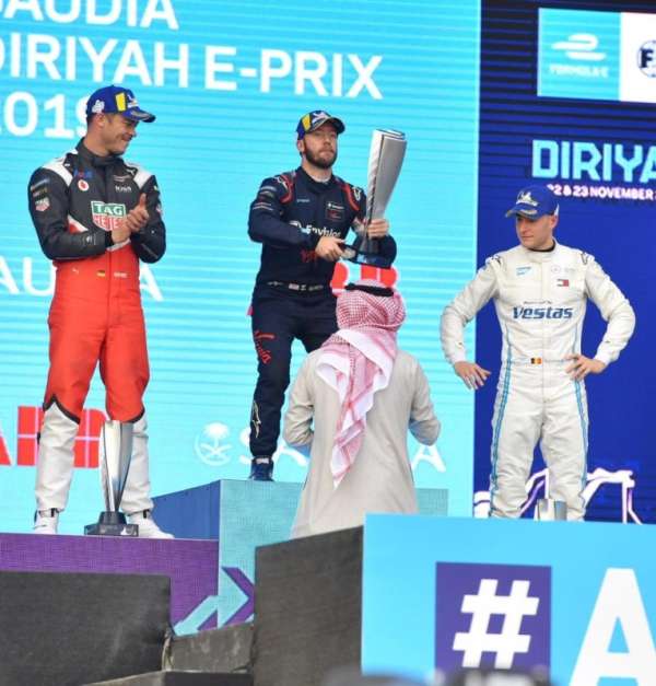 سمو وزير الرياضة يتوج البريطاني "سام بيرد" بلقب الجولة الثانية من سباق "فورمولا إي الدرعية 2021"