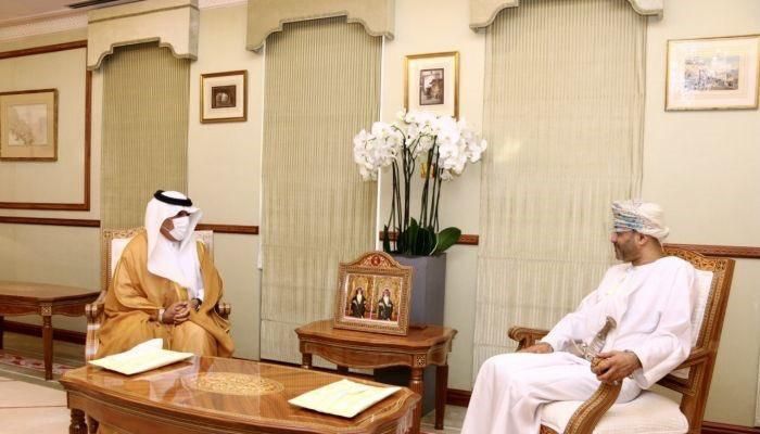 السفير العنزي يقدم نسخة من أوراق اعتماده سفيراً للمملكة لدى سلطنة عُمان