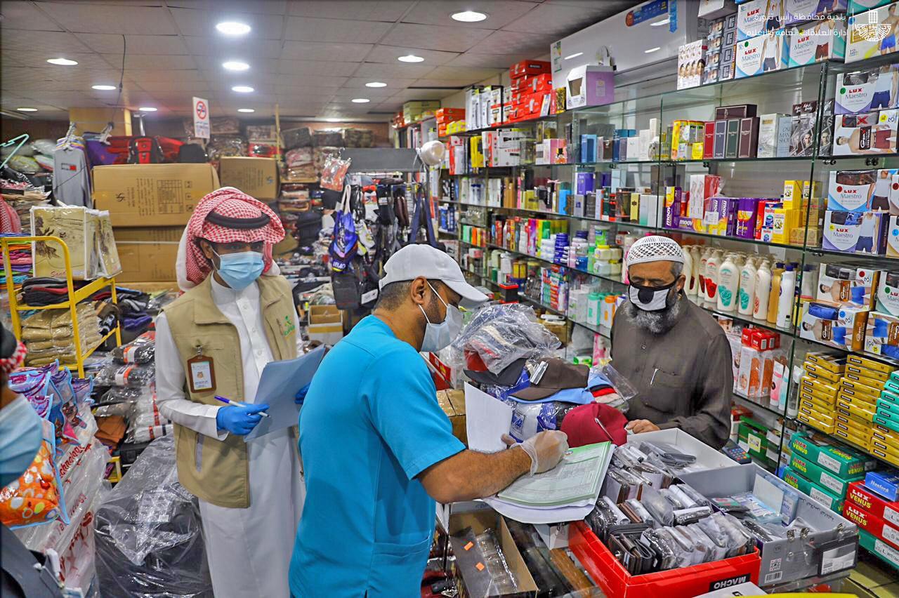 بلدية رأس تنورة تغلق 11 منشأة مخالفة للإجراءات الاحترازية أمس الأربعاء