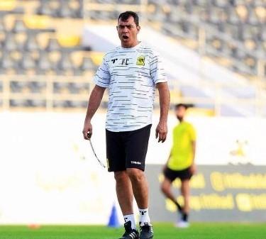 "كاريلي" يحذر من نقاط قوة الأهلي.. والإدارة تعد اللاعبين بمكافأة حال الفوز