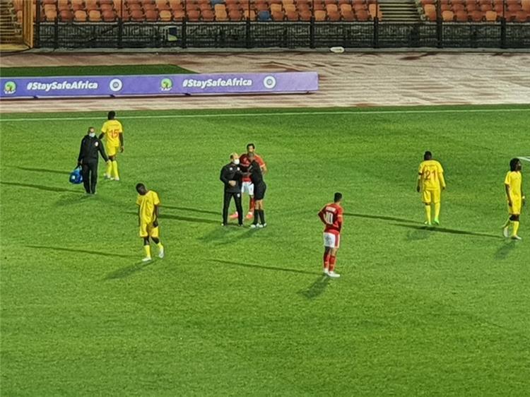 في حدث نادر... أصيب الحكم في مباراة جمعت بين الأهلي المصري والمريخ السوداني