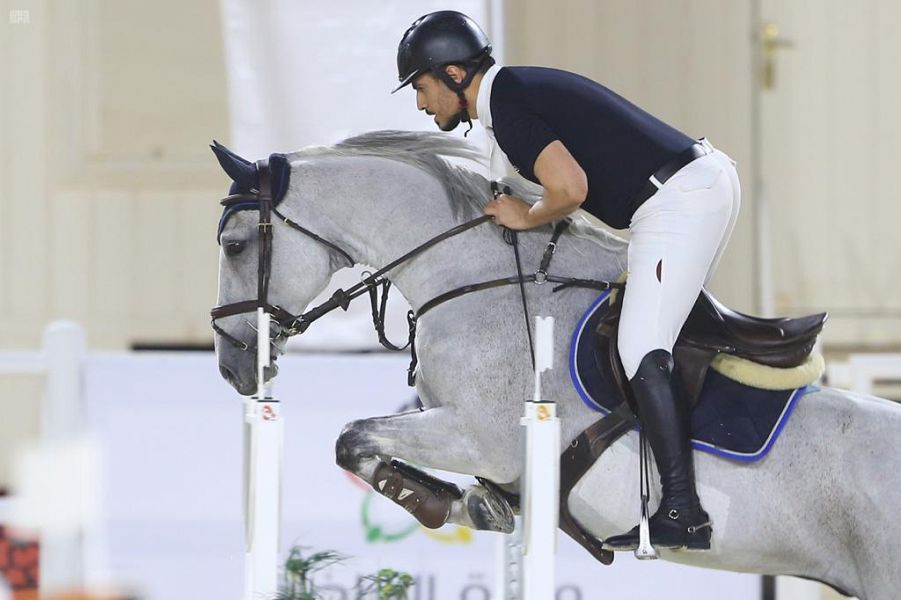 أكثر من 200 فارس في انطلاق منافسات بطولة القفز في ملهم