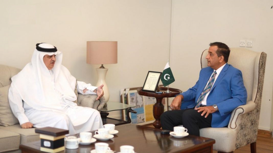 سفير المملكة لدى باكستان يلتقي بوزير شؤون المناخ الباكستاني